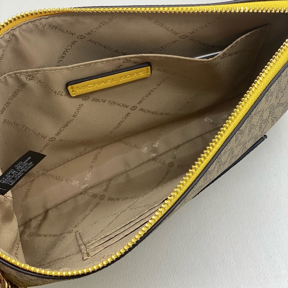 MICHAEL KORS JET SET TRAVEL
LG 2 in 1 WRISTLET AND CARD CASE - Picture 5 of 10